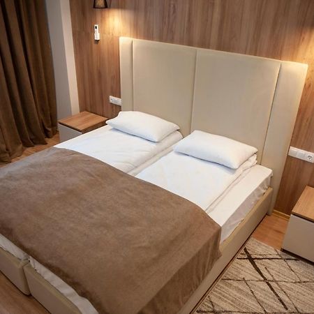 Lotus Hotel Chisinau Bagian luar foto