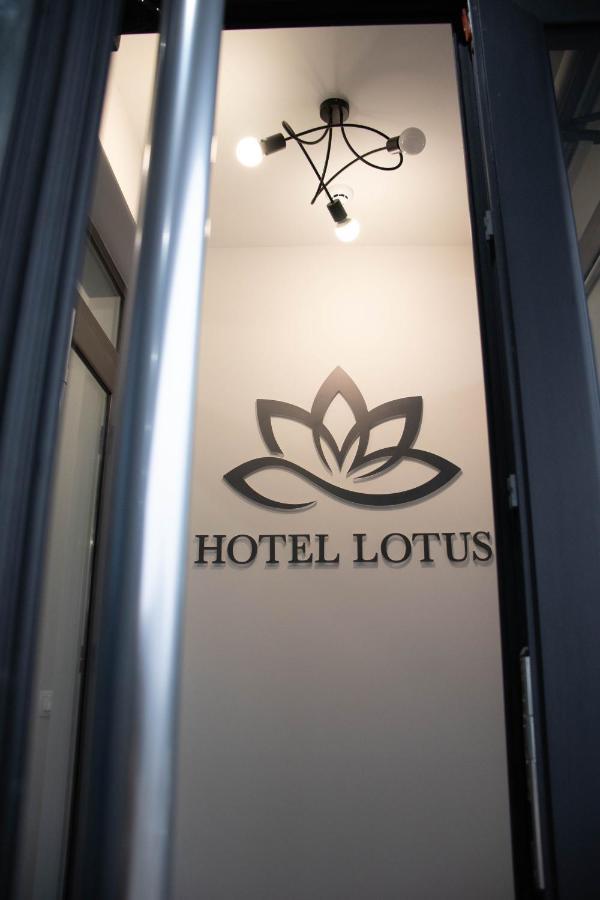 Lotus Hotel Chisinau Bagian luar foto
